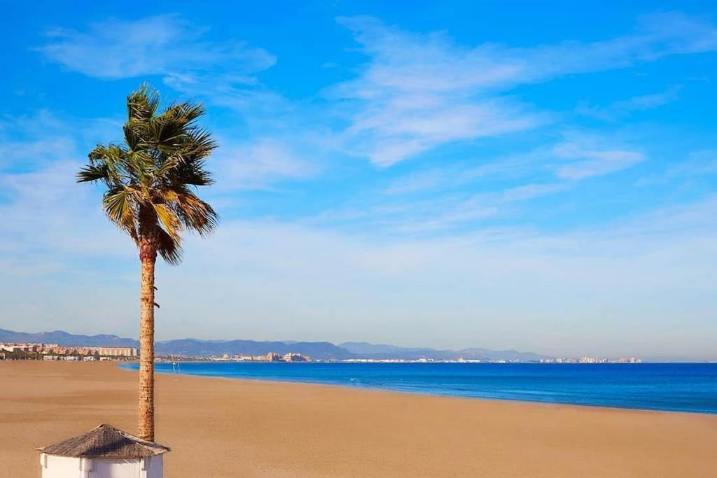 Rooms In Spacious Beach Flat In Valencia Eksteriør billede